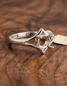 แหวนเงินแท้ 925 คุณภาพดี ขนาด 6 มม. ทรงกลม แบบ V Prong สำหรับฝังพลอย พร้อมร่องสำหรับติดตั้งพลอย - Product Image 2