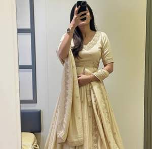 Lehenga Choli de Seda Moderna de Alta Calidad con Trabajo de Bordado con Hilos y Lentejuelas para Ocasiones Festivas, Fiestas y Grandes Celebraciones - Product Image 4