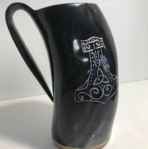 Mug en corne de buffle naturelle polie gravée, fait main, motif animal viking, avec logo personnalisé, style médiéval, taille moyenne - Product Image 4