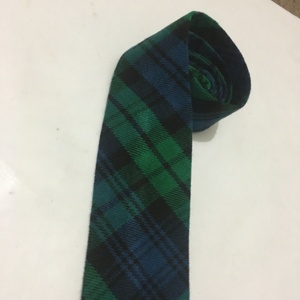 Corbata de tartán negro, a menudo hecha de poliéster, lana o poliviscosa, con los tradicionales colores verde oscuro y azul marino. - Product Image 4