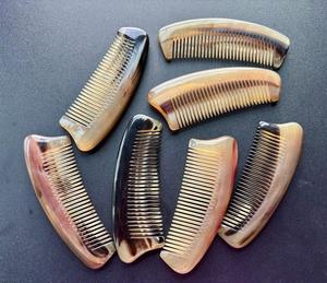 Peigne démêlant artisanal en corne naturelle, écologique, moderne et antistatique pour hommes et femmes, pour des cheveux lisses et un toilettage unique fait main - Product Image 1