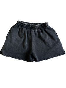 Shorts de moda para mujer con acabado elegante y tela transpirable, ideales para viajes y clima cálido. - Product Image 3