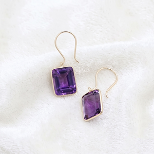 Boucles d'oreilles pendantes en or jaune 18 carats avec améthyste naturelle taille émeraude, serties clos, Memoria Jewels, vente en gros - Product Image 1