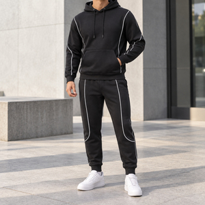 Survêtement noir pour homme avec passepoil contrastant, détails incurvés blancs, capuche à cordon de serrage, poche kangourou et poignets côtelés - Product Image 1