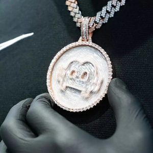 จี้เพชรโมอิสซาไนต์แบบกำหนดเอง ดีไซน์ส่วนตัว ประดับเพชรระยิบระยับ ตัวอักษรเงินแท้ 925 สไตล์ฮิปฮอป ชุบทอง 10K - Product Image 1