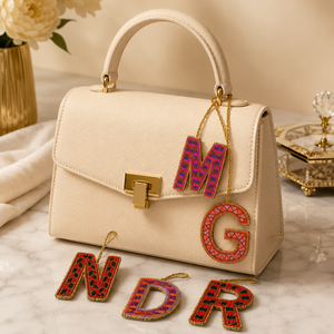 Breloque de sac personnalisée faite à la main avec perles alphabet, porte-clés en perles de rocaille avec initiale personnalisée, breloque de sac à main - Product Image 4