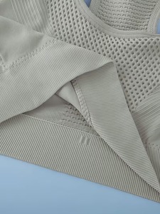 Soutien-gorge de sport sans couture de qualité supérieure |   Bralette de sport à dos en maille ajourée |   Vêtements d'entraînement côtelés à compression pour femmes - Product Image 6