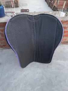 Tapis de selle western en cuir de vachette violet avec doublure polaire, bordure noire et caoutchouc Boble pour l'équitation et le confort du cheval - Product Image 4
