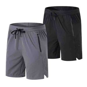 Pantaloncini da uomo leggeri per palestra e corsa, con logo frontale, ad asciugatura rapida, traspiranti, in Spandex/Poliestere, con coulisse in vita e tasca con cerniera - Product Image 1