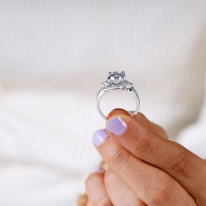 Anillo de compromiso y boda de moissanita de 3 quilates con engaste de garra, tres piedras, diseño único en espiral, estilo RITZIN RIH3206, blanco - Product Image 5