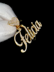 จี้ชื่อแบบกำหนดเอง SHRAMAN JEWELS เงินแท้ 925 ชุบทอง ประดับเพชรโมอิสซาไนต์ รูปทรงตัวอักษรแบบเขียนด้วยลายมือ พร้อมตัวล็อกคริสตัลรูปหัวใจ - Product Image 3