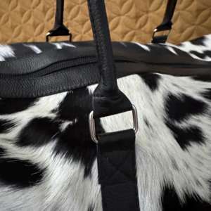 Sac de voyage en cuir pleine fleur avec poils de vache, fait main, tendance, fermeture éclair, portable, multifonction, unisexe LHDB-0066 - Product Image 4