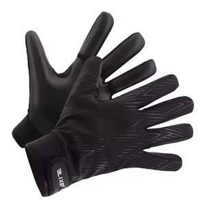 Gants de football américain conçus pour les joueurs rapides, respirants, légers, offrant une adhérence optimale et favorisant des mouvements de mains rapides. - Product Image 2