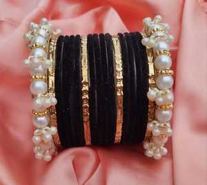 ชุดกำไลกำมะหยี่สีเทาประดับมุกและลูกปัดทองสำหรับผู้หญิง - Product Image 4