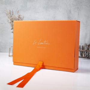 Caja Rígida Plegable Personalizada de Lujo para Perfumes y Productos de Cuidado de la Piel, con Estampado Holográfico Plateado, Forro de Satén y Cartón Gris - Product Image 3