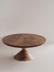 Support à gâteau fonctionnel en bois avec base stable pour gâteaux, pâtisseries et présentation sur comptoir de boulangerie - Product Image 3