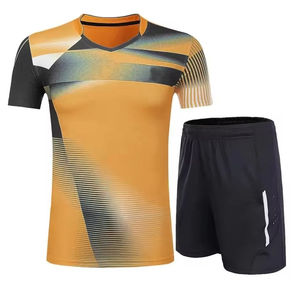 Uniforme de tennis personnalisé de qualité supérieure 100% polyester avec logo sur le devant pour hommes, ensemble chemise et short respirant et confortable à séchage rapide - Product Image 1