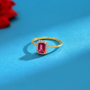 Anillo de Oro con Halo de Diamantes y Piedra Central Rectangular Rosa - Product Image 2