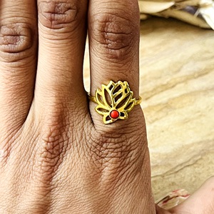 แหวนดีไซน์โบโฮลายดอกบัวสีคอรัล วงทองเหลืองสไตล์ชนเผ่า ชุบทอง 18k สำหรับผู้หญิง แหวนดอกไม้สไตล์วินเทจ สวยงาม เหมาะสำหรับขายส่ง/OEM/ODM - Product Image 4