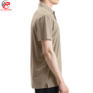 Chemise pour homme en polyester tricoté solide de haute qualité, personnalisable par le fabricant, séchage rapide, coupe ajustée, OEM avec logo personnalisé - Product Image 4