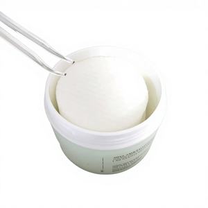 Solution puissante 3-en-1 pour une hydratation intense et une fraîcheur sans gras. Apaise les peaux sensibles tout en redonnant un éclat au teint. - Product Image 1