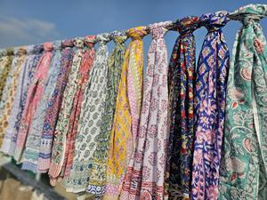 Lote al por mayor de pareos de playa para mujer con estampado de hojas hecho a mano en India, ligeros, para cubrir el bikini, pañuelo de verano - Product Image 4