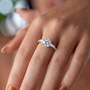 Bague de fiançailles de luxe en or massif avec diamant de laboratoire rond brillant et trois pierres latérales baguette coniques, certifiée IGI - Product Image 1