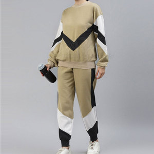Conjunto Deportivo Cómodo y Elegante con Tela Transpirable y Corte Holgado para Usar Todo el Día - Product Image 4
