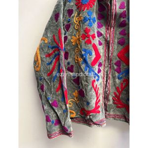 เสื้อคลุมปาร์ตี้สำหรับผู้หญิง ปักลายดอกไม้ คอจีน ผ้ากำมะหยี่ แขนยาว สไตล์โบฮีเมียนชิค สำหรับฤดูหนาว - Product Image 5