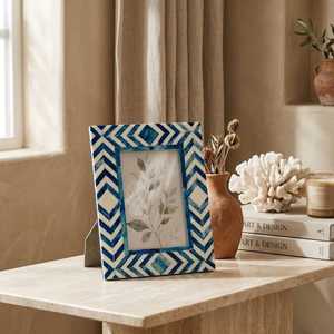 Porte-photos décoratif artisanal en résine et os incrusté, motif mosaïque élégant, pour espaces modernes - Product Image 2