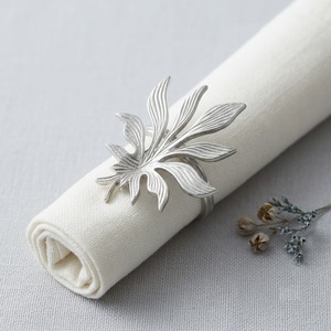 Anneaux de serviette en métal doré en gros, boucles de support de serviette géométriques triangulaires de luxe, ornements de décoration de table haut de gamme - Product Image 5