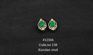 Boucles d'oreilles clous Kundan 12504, pierre doublette plaquée or, coupe poire rouge, bijoux de mode au design classique pour femme, idéales pour les soirées - Product Image 4