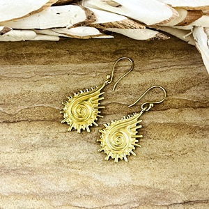 Boucles d'oreilles pendantes Primum Look Design Boho en laiton tribal pour femmes, plaqué or 18 carats, motif tourbillon soleil céleste, pour la vente en gros/OEM/ODM - Product Image 5