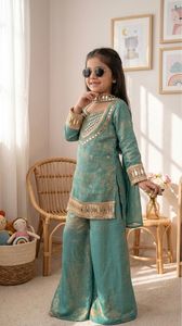 Tenue ethnique assortie mère-fille en soie Fendy, manches longues, avec broderies et travail de miroir véritable. - Product Image 3