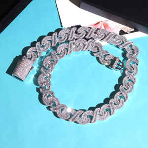 Chaîne à maillons avec fermoirs sécurisés en Argent sterling 925, entièrement sertie de Moissanite VVS taille baguette - Product Image 2