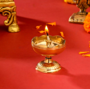 Soporte de latón cuadrado para linterna de cristal Akhand Jyoti Diya para el templo del hogar, Puja sagrada, disponible a precios de mayorista. - Product Image 3