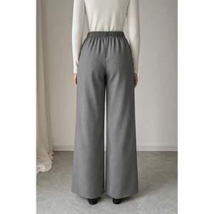 Pantalones de cintura alta con corte cruzado y pierna ancha en gris. Cintura alta con una silueta de pierna ancha o paralela. - Product Image 2