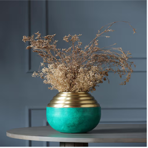 Florero esférico minimalista de latón dorado con un elegante cuello estrecho para tallos de orquídeas, disponible a precios de mayorista. - Product Image 4