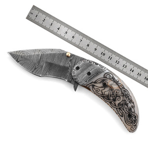 Couteau pliant personnalisé en acier Damas - Manche en os de chameau gravé au laser - Motif Celtic Hound - Qualité industrielle pour le camping et la chasse - Product Image 3