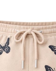 กางเกงขาสั้นผู้หญิงลายผีเสื้อสีเบจผ้าฝ้ายฟลีซลำลองสำหรับฤดูร้อนเอวผูกเชือก ผลิตตามสั่ง ขายส่งเสื้อผ้า - Product Image 3