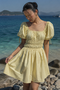 Robe d'été la plus vendue - Robe mini chic jaune plissée en coton respirant à col carré et manches bouffantes pour un usage quotidien décontracté - Product Image 2