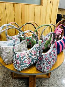 Sac à main matelassé en coton floral unique, sac fourre-tout réutilisable en tissu, sac à bandoulière doux et rembourré pour femme, sac à main personnalisé avec impression, idéal pour un cadeau - Product Image 5