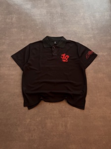 Polo décontracté à manches courtes brodé dragon, col à revers, coupe ample en mélange de coton, avec numéro et patch arrière – Grande Vente - Product Image 1