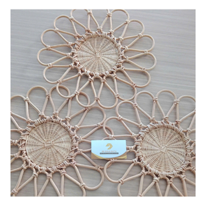 Set de table en rotin fait main avec motif floral |   Assiette de présentation en osier naturel pour une mise en scène élégante de la table - Product Image 1