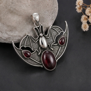 Pendentif chauve-souris grenat rouge foncé fait main en laiton, breloque créature ailée sertie, bijou statement gothique bohème unisexe - Product Image 5