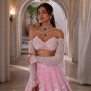 Exquisito Lehenga Choli Rosa Florido para Novia, Traje Nupcial Indio con Lentejuelas Florales, Ghagra para Recepción, Ajuste Delgado Sin Arrugas, Estilo Real - Product Image 4