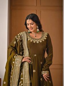 Ensemble de robe Anarkali en soie vert olive, broderie dorée, tenue ethnique pour mariage, style pakistanais - Product Image 3