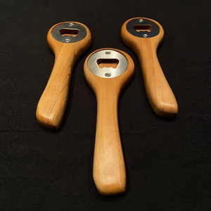 Juego de 3 abridores de botellas artesanales de madera con inserciones metálicas, perfectos para bares, cocinas, fiestas y bodas. - Product Image 2