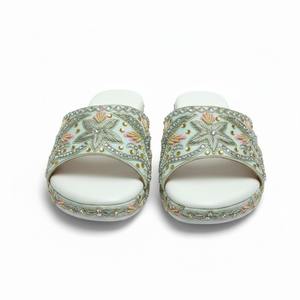 Sandalias bordadas en verde menta - Product Image 3