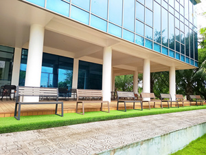 Banco moderno para patio exterior con estructura de acero y asiento de madera para área de terraza de jardín - Product Image 2